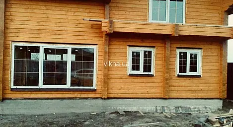 Вікна Rehau з ламінуванням в будинок з дерев'яного брусу - головне фото