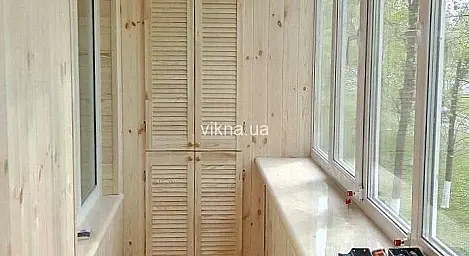 Оздоблення балкона дерев'яною вагонкою - головне фото