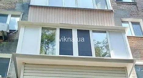 Скління балкона вікнами WDS та монтаж шафи - головне фото