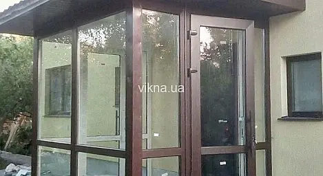 Веранда з темними вікнами і дахом - головне фото